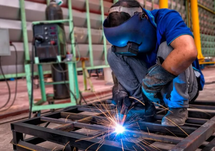Trabajo de soldadura y herrería en taller
